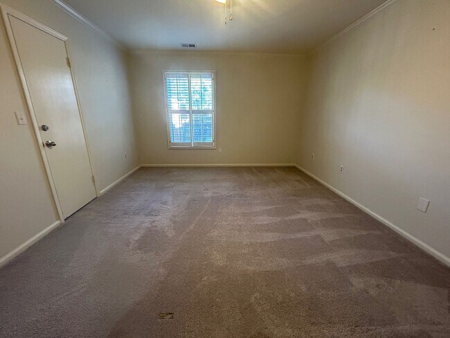 Building Photo - 5516 Lakeshore Dr