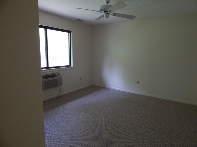 Building Photo - 340 Sunderland Rd