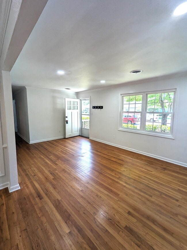 Building Photo - 222 Patrician Dr