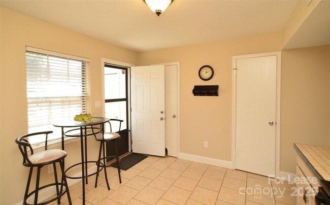 Building Photo - 8843 Hunter Ridge Dr