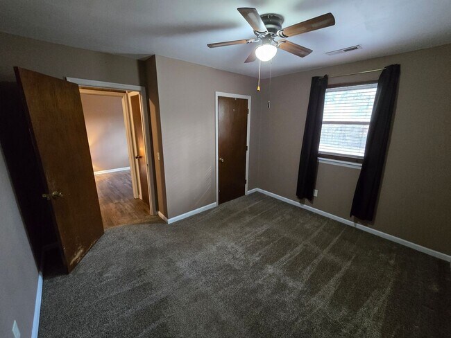 Building Photo - Charming Cottage Living in a Convenient Location