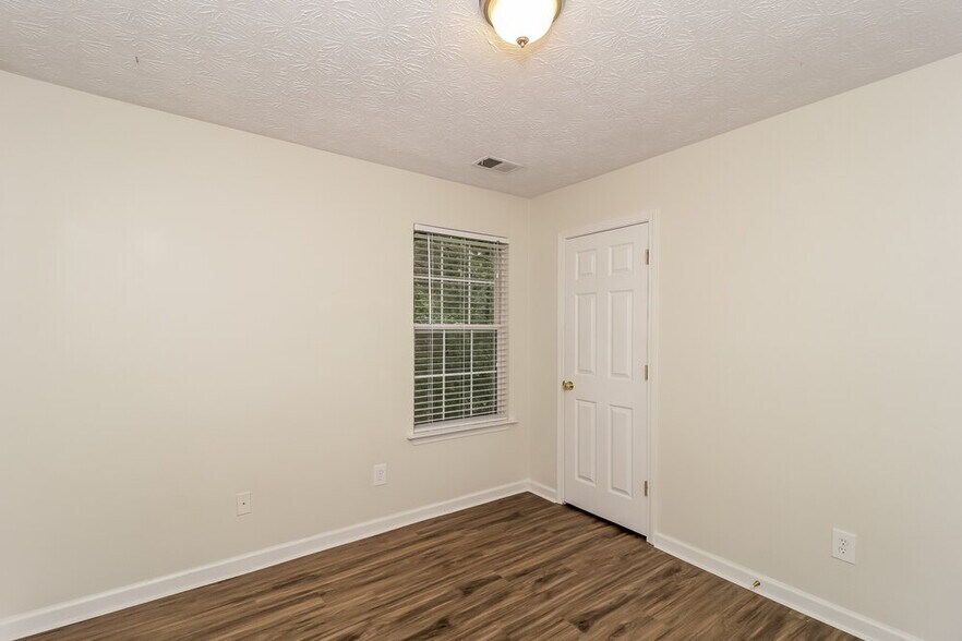 Building Photo - 3410 Sandlake Dr SW