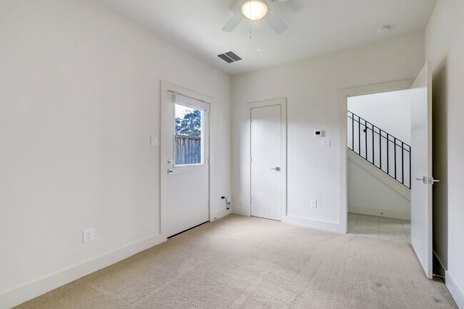 Building Photo - 4813 Martin Oaks Ln