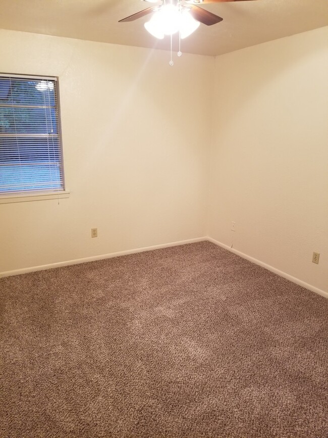 Building Photo - College Station - 2 bedroom / 1 bath Duple...