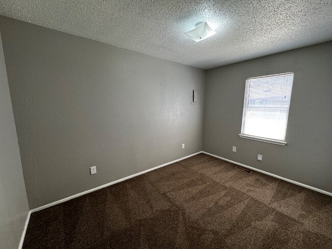 Building Photo - Duplex Located West Of University Near Par...