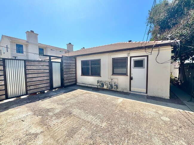 Building Photo - 4826-4832 Del Mar Avenue