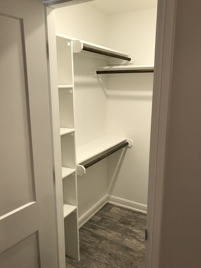 Building Photo - Modern & Low-Maintenance Duplex in Soth Ki...