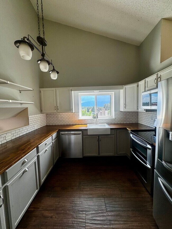 Building Photo - 3 Bedroom Tri-level in Briargate