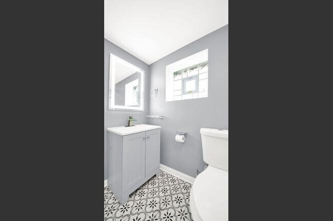 Building Photo - 1428 S 21st Ave