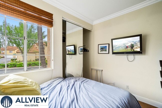 Building Photo - Fully Furnished Townhome with Attached Gar...