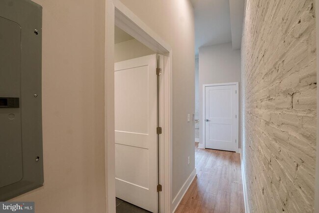 Building Photo - 1300 S 19th St