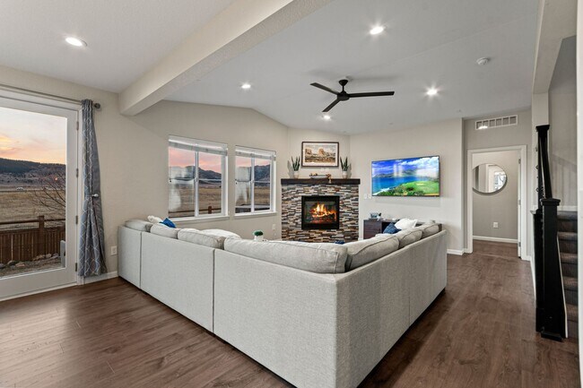 Building Photo - Modern Living. Unforgettable Views 5 bedroom / 5 bathrooms in the desirable Candelas community