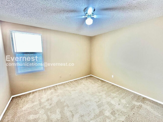 Building Photo - 4 Bed, 2 Bath Home with Fenced Yard & Garage / Available Now!