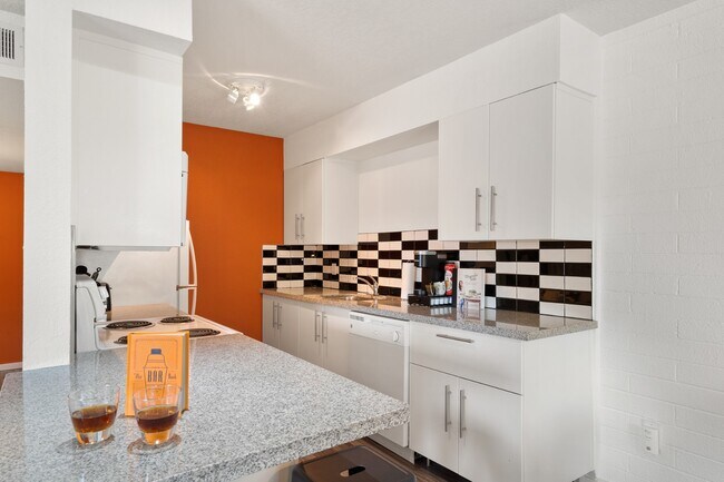 Building Photo - Charming 2-Bed Garden Apartment in Serene ...