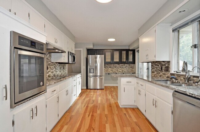 Building Photo - Spacious 5-Bed 3-Bath Home in Edina - Available Now!