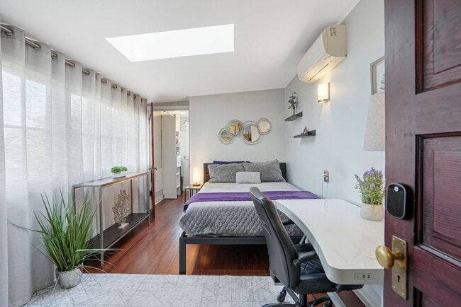 Building Photo - Fully furnished 5-bed, 3.5 bath home in hi...