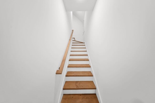 Building Photo - 319 William St