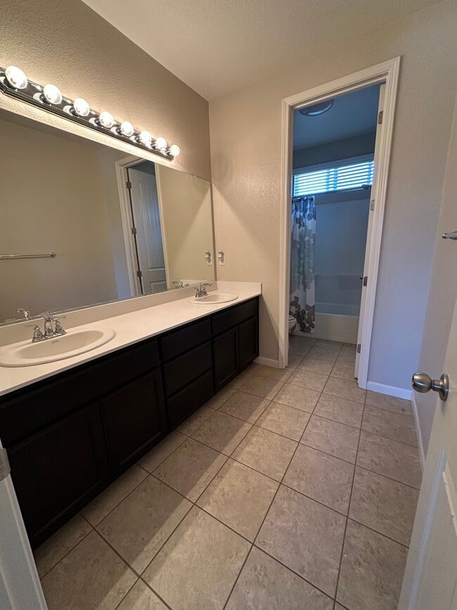 Building Photo - Garibaldi Ranch beautiful 4bedroom 3 full ...