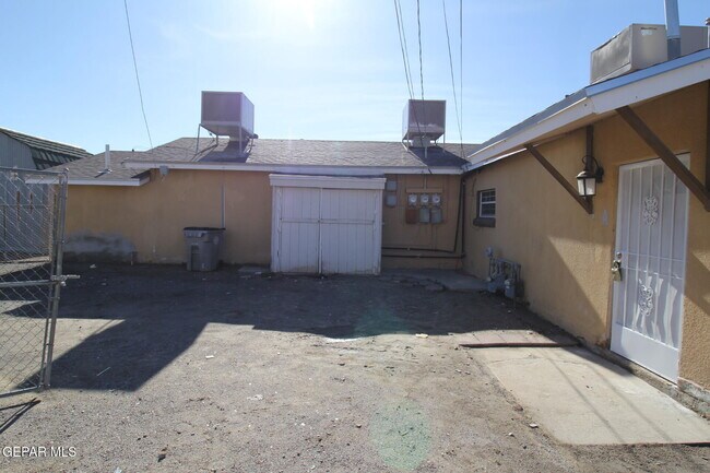 Building Photo - 8903 Old County Dr