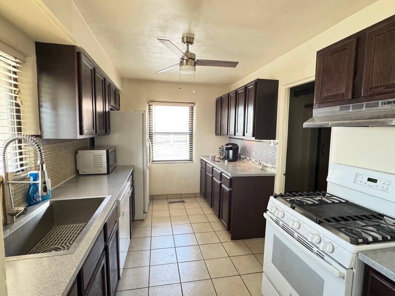Building Photo - 2113 Madeira Dr NE