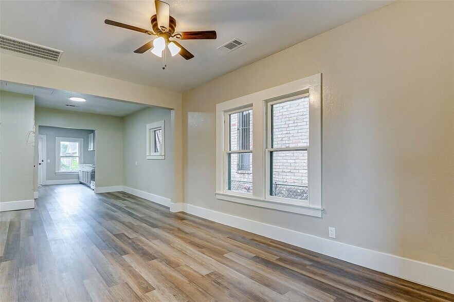 Building Photo - 406 Hahlo St