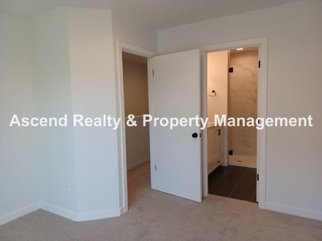 Building Photo - Newer 2 Level Townhome with Patio in Alberta Available August 10 Garbage Included Small Pets OK