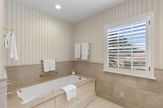 Building Photo - 1554 N Ocean Way