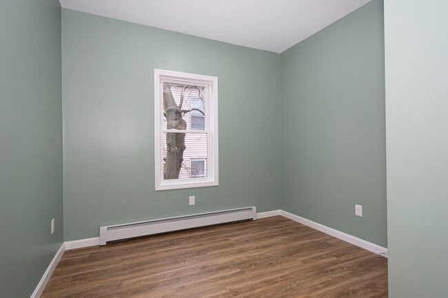 Building Photo - Remodeled 3 bedroom 1  bathroom 2nd Floor