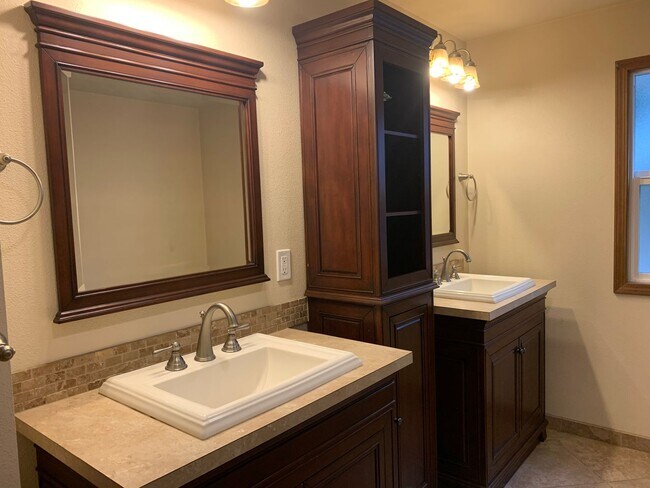 Building Photo - O1100-1106