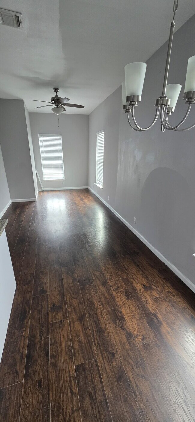 Building Photo - 3 bedroom and 2 bathrooms has newly renovated modern home in Southtown unit ready to move in!