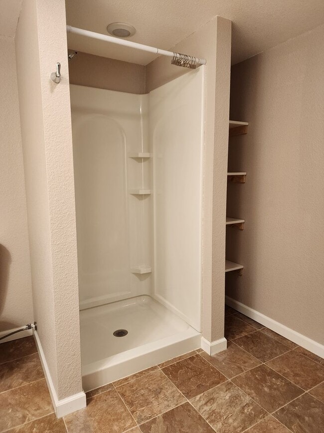 Building Photo - 3 bedroom 2 bath with garage