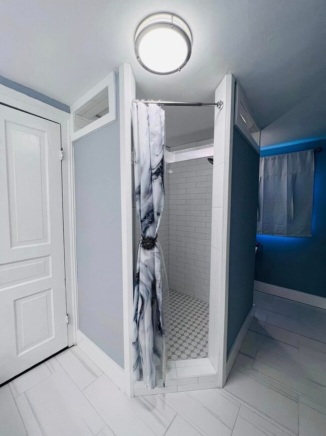 Building Photo - Charming home, gourmet kitchen, and large ...