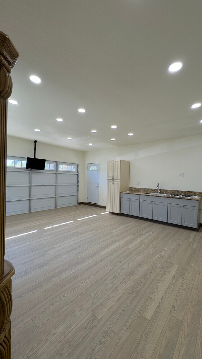 Building Photo - 6552 N Augusta St