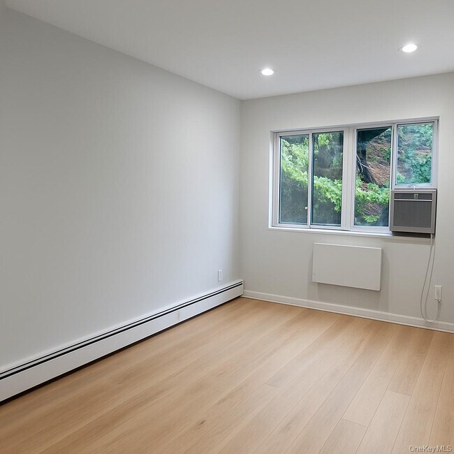 Building Photo - 987 Halsey St