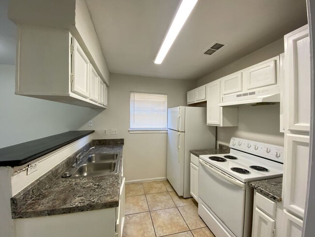 Building Photo - $300 OFF 1ST MONTH RENT IF YOU MOVE IN WIT...