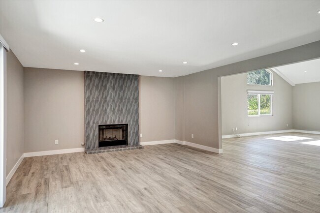 Building Photo - 5346 Tyrone Ave