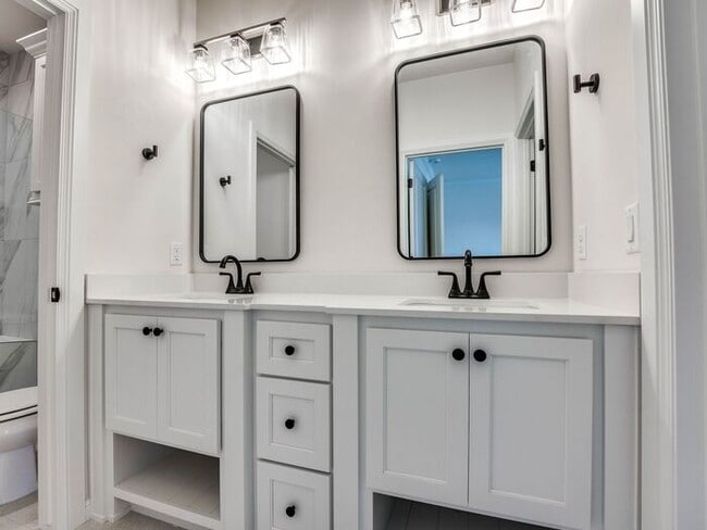 Building Photo - Luxury, Zero Maintenance Living Townhome