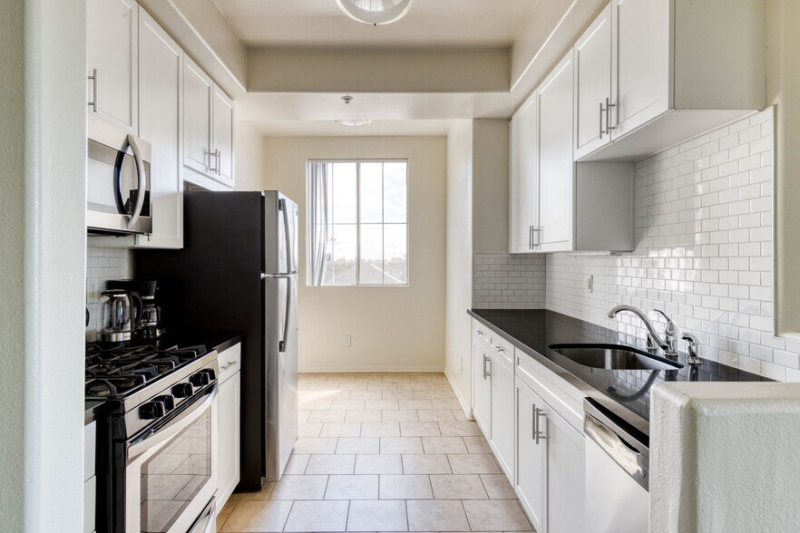 Building Photo - 1561 S Barrington Ave