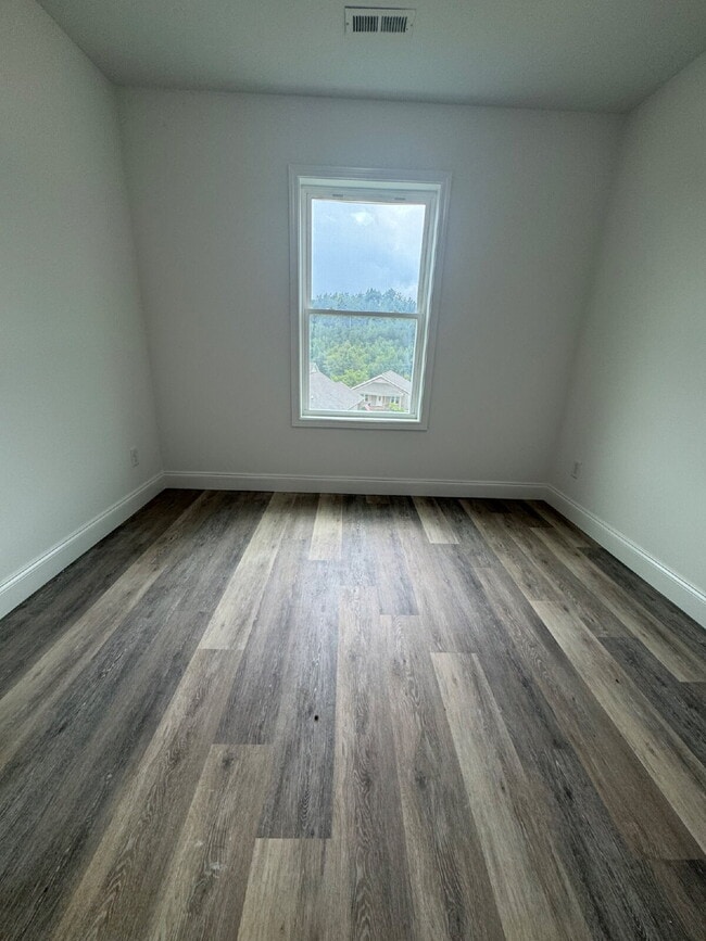 Building Photo - "Charming 3-Bedroom Retreat with 2 Full Ba...