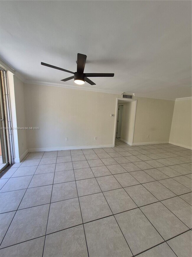 Building Photo - 9320 Fontainebleau Blvd
