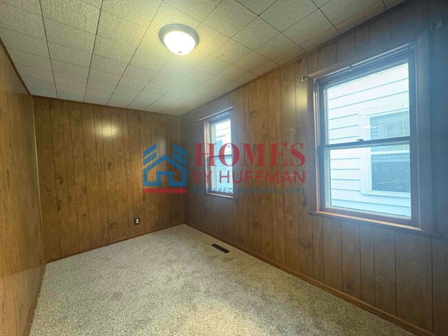 Building Photo - Four Bedroom House | Detached Garage
