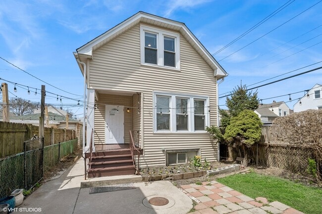 Primary Photo - 2542 N Long Ave