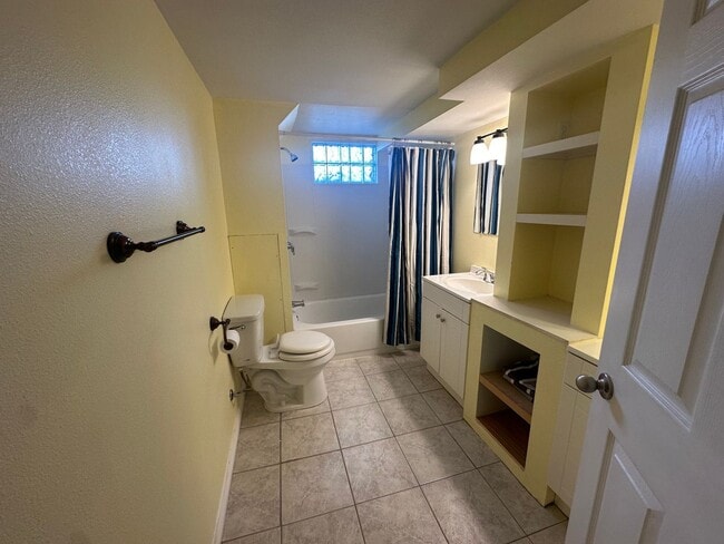 Building Photo - Four Bedroom, Two Bathroom, Pet Friendly H...