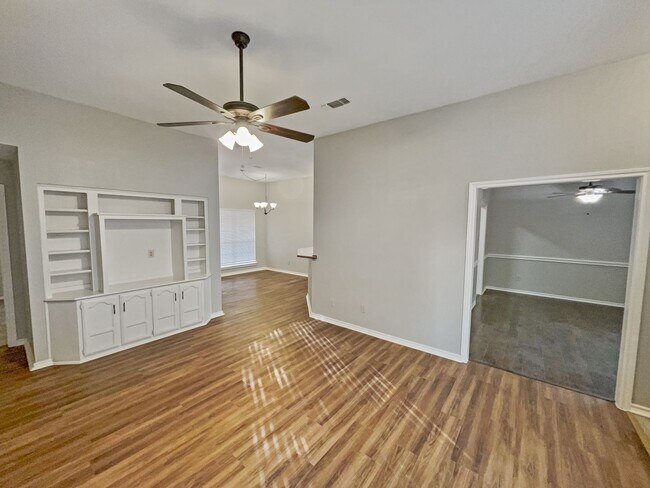 Building Photo - Charming 3 Bed, 2 Bath Home in Prime Fort ...