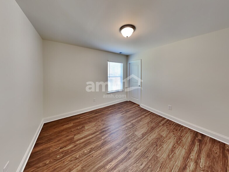 Building Photo - 586 Slew Dr