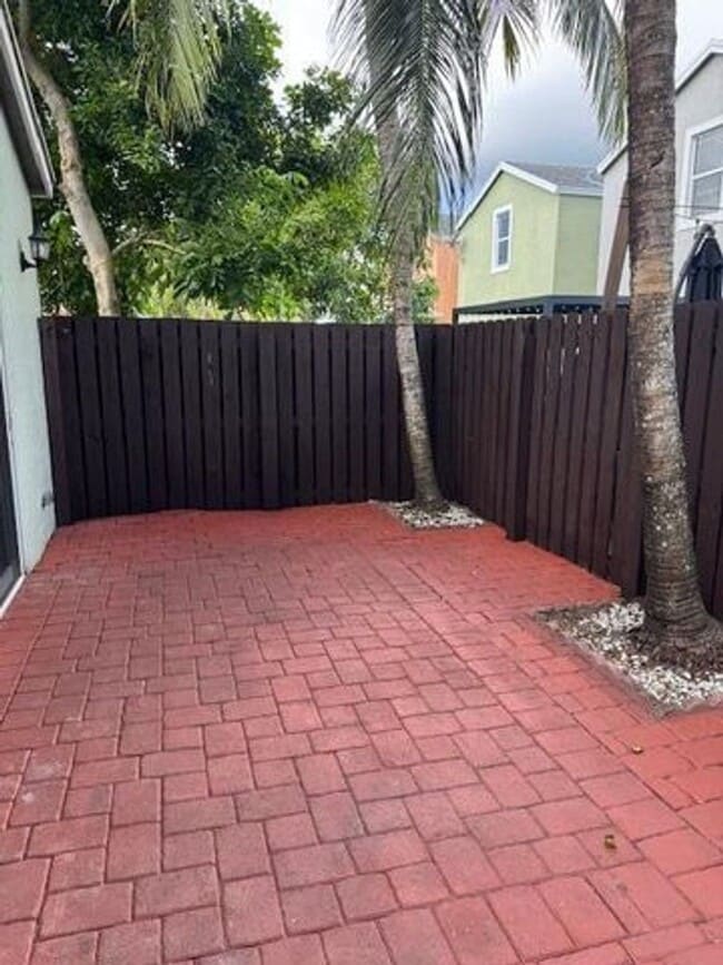 Building Photo - 3201 John's Pl