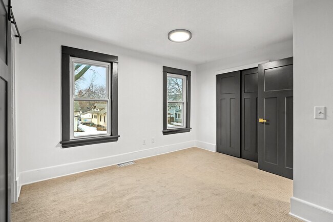 Building Photo - 3127 33rd Ave S