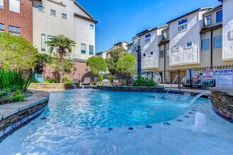 Building Photo - Bright and spacious townhome with a beautiful rooftop terrace to relax.