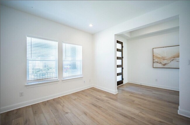 Building Photo - 1040 Villa Rialto View