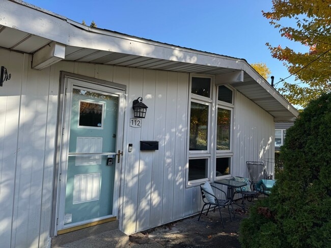 Building Photo - Three Bedroom / 1.5 Bathroom House AVAILABLE October